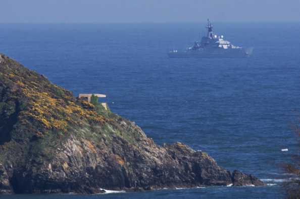 21 April 2020 - 16:45:16
A passing naval vessel. No identification on Ships AIS. Is that HMS Tyne passing the end of the river Dart?
----------------------
River-class patrol vessel